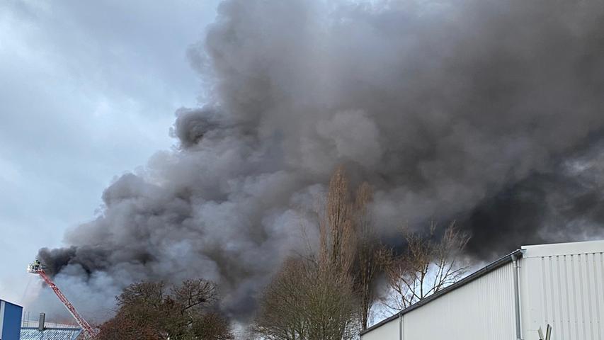 Rauchsäule über Nürnbergs Süden: Lagerhalle steht in Vollbrand