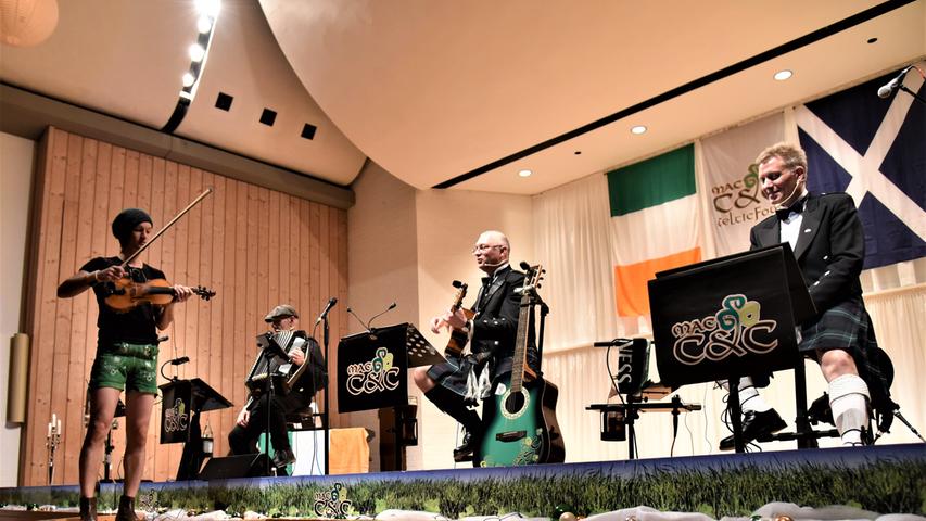 Zur schottisch-irischen Weihnacht haben MacC&C  Celtic Four in den Neumarkter Reitstadel eingeladen. Mit Schottenrock, Dudelsack und grasgrünem Shorty. Obwohl die vier Musiker aus Niederbayern stammen, stimmte die keltische Mischung wunderbar.