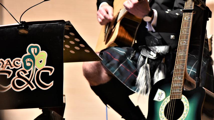 Zur schottisch-irischen Weihnacht haben MacC&C  Celtic Four in den Neumarkter Reitstadel eingeladen. Mit Schottenrock, Dudelsack und grasgrünem Shorty. Obwohl die vier Musiker aus Niederbayern stammen, stimmte die keltische Mischung wunderbar.