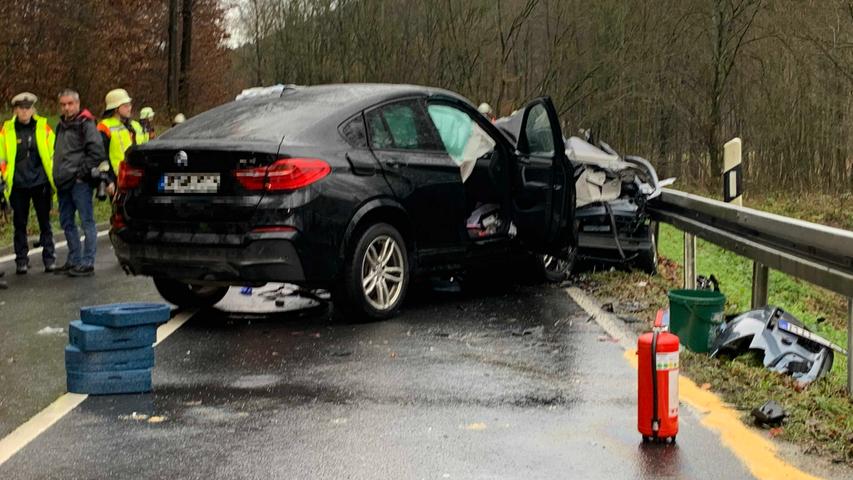 Autofahrerin geriet in Gegenverkehr: Frau stirbt bei Eschau