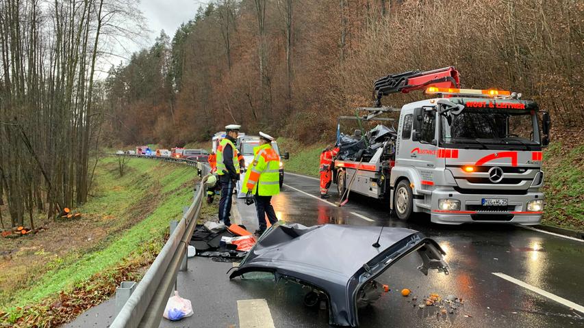 Autofahrerin geriet in Gegenverkehr: Frau stirbt bei Eschau