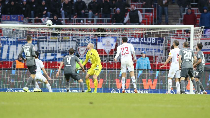 Und dann kommt es, wie es kommen musste: Der Club schafft in der letzten Viertelstunde zu selten Entlastung - und kassiert in allerletzter Sekunde nach einer Kopfball-Bogenlampe noch das 2:2. Unfassbar.