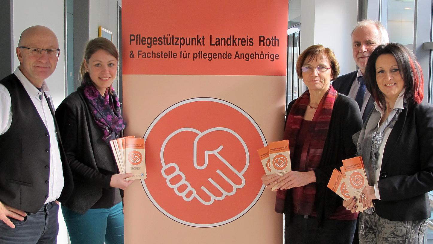 Der Landkreis Roth ist Vorreiter in Sachen Pflegestützpunkt in der Region. Die Beratungsstelle dort wurde bereits 2011 eröffnet. Das Bild entstand beim fünfjährigen Jubiläum und zeigt das das Beratungsteam Gerhard Kunz, Elisa Schreiber, Petra Lobenwein und Brigitte Kupfer (von links) zusammen mit Landrat Herbert Eckstein (2. von re). Der Landkreis Roth ist Vorreiter in Sachen Pflegestützpunkt in der Region. Die Beratungsstelle dort wurde bereits 2011 eröffnet. Das Bild entstand beim fünfjährigen Jubiläum und zeigt das das Beratungsteam Gerhard Kunz, Elisa Schreiber, Petra Lobenwein und Brigitte Kupfer (von links) zusammen mit Landrat Herbert Eckstein (2. von re).