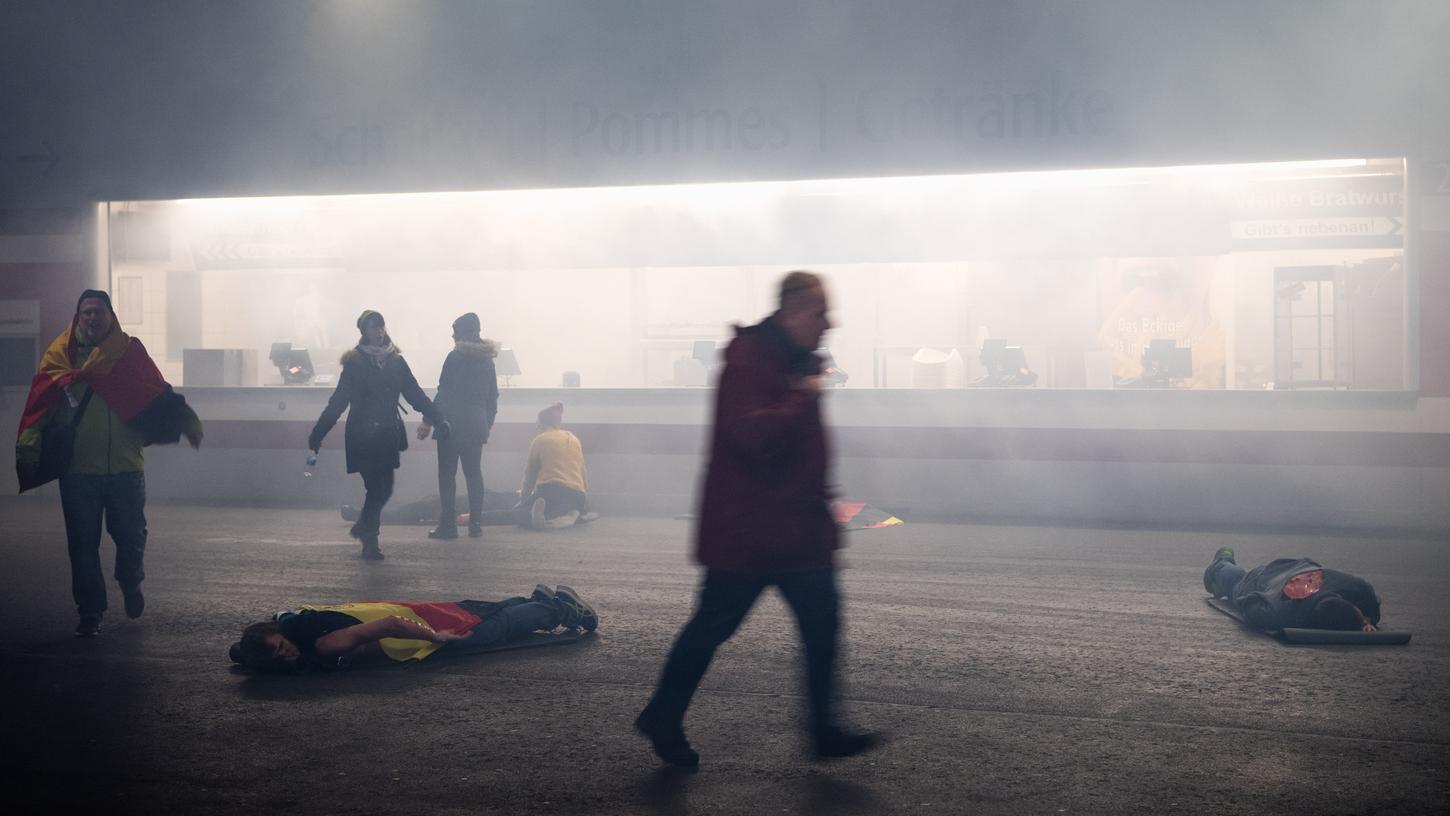 Statisten lagen bei einer Katastrophenschutzübung zur Fußball-EM 2020 in der Allianz Arena auf dem Boden.