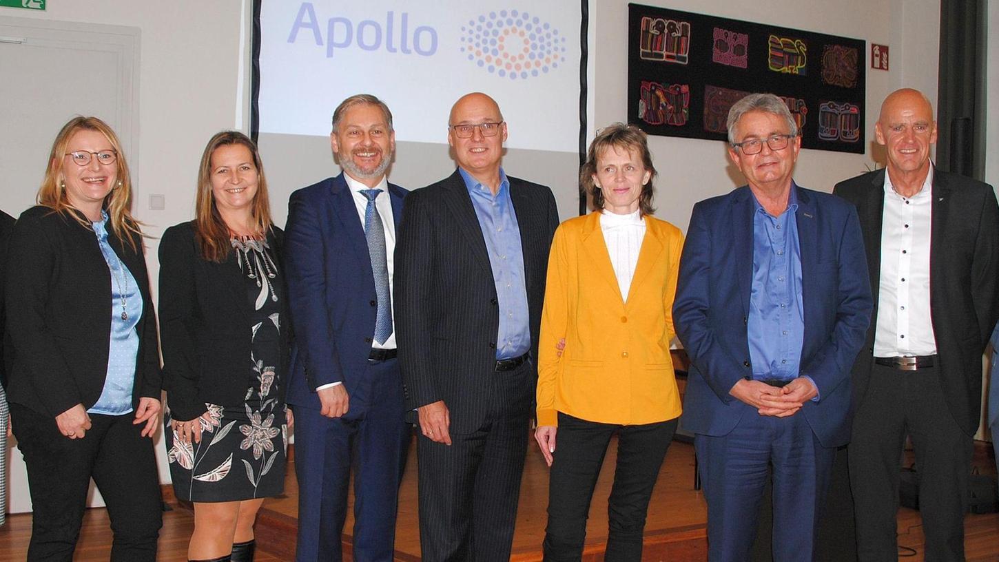 Alina Oziorkina (5.v.li.) ist über das Programm „Chance Teilqualifizierung“ binnen 16 Monaten zur Facharbeiterin ausgebildet worden. Unter anderem gratulierten Apollo-Chef Dr. Jörg Ehmer (4.v.li.) und Bertram Brossardt (2.v.re.)

