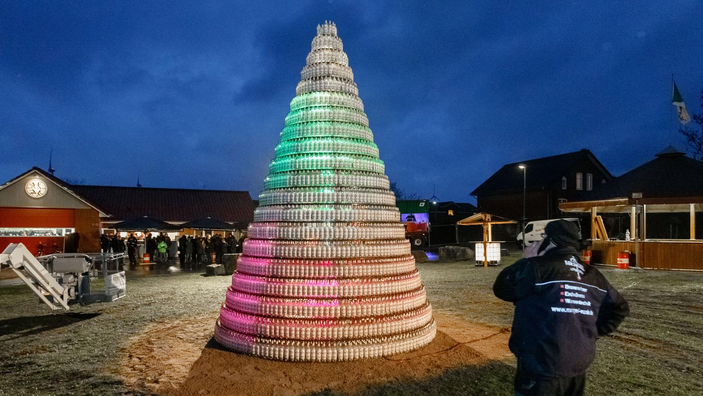 Das Unikat steht auf einem Festplatz in Schleswig-Holstein und soll dort auch bis Ende des Jahres weiterleuchten.