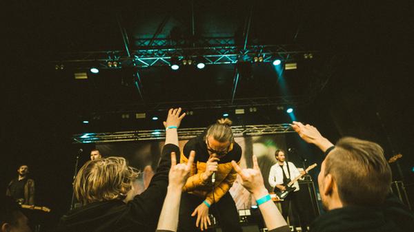 Die aus Norwegen stammende Band Lüt ist gerade am Durchstarten. Überzeugt haben sie ihre wachsende Fangemeinde durch ihre energiegeladenen Bühnenshows.