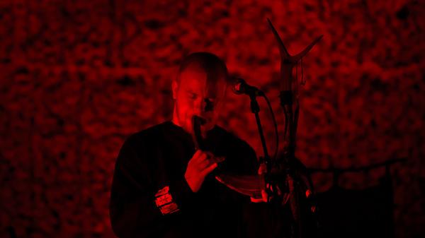 In Norwegen gründete sich einst ein Projekt, das sich um die "nordische Spiritualität und Weisheit" dreht. Musikalisch wird das Thema durch Wardruna auf die Bühne gebracht. 2020 kommt der Dark Nordik Folk auch aufs Summer Breeze Open Air.