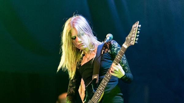 Black Metal, Folk Musik, Psychedelic oder Post Rock: Myrkur ist ein Multitalent. Neben ihrer Musikkarriere schauspielert die dänische Sängerin übrigens auch.