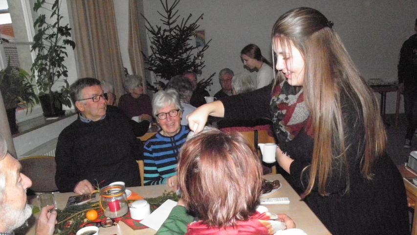 Die ELJ Ostheim veranstaltete wieder einen vorweihnachtlichen Seniorennachmittag im Ostheimer Gemeindehaus. Zu Kaffee, Kuchen und Weihnachtsgebäck servierte das ELJ-Team um Christian Knoll, Fabian Niederlöhner, Nina Kleemann und Johannes Schülein ein kurzweiliges Programm. Der Posaunenchor eröffnete mit einigen weihnachtlichen Stücken den gemütlichen Adventsnachmittag und stimmte die Gäste auf das nahende Fest ein. Die Jugendlichen hatten ein Krippenspiel aufgezeichnet, und einen Quiz, bei dem es galt, Lieder zu erkennen, sowie einen Logoquiz vorbereitet. Am Ende der besinnlichen Stunden, untermalt mit Keyboardmusik, wurden die Senioren mit kleinen Likörpräsente, die die Jugendlichen selbst kreiert hatten, verabschiedet.