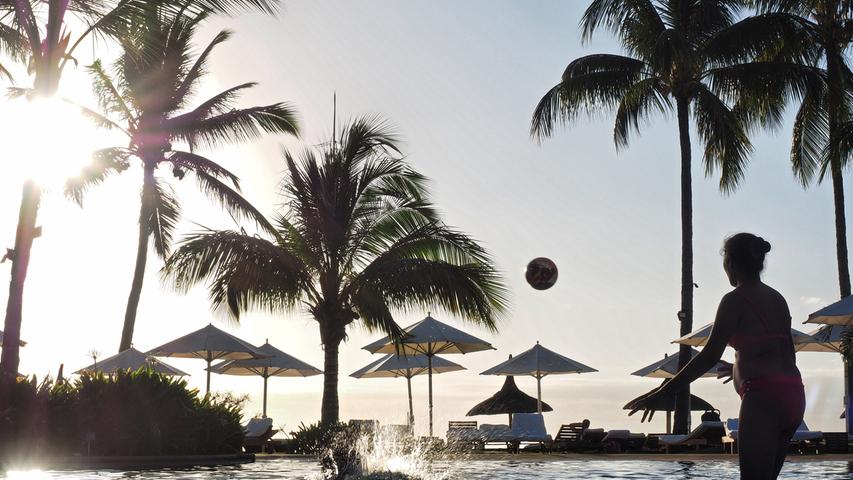 Ballspiel in einem der Pools des Sun-Resorts Sugar Beach.