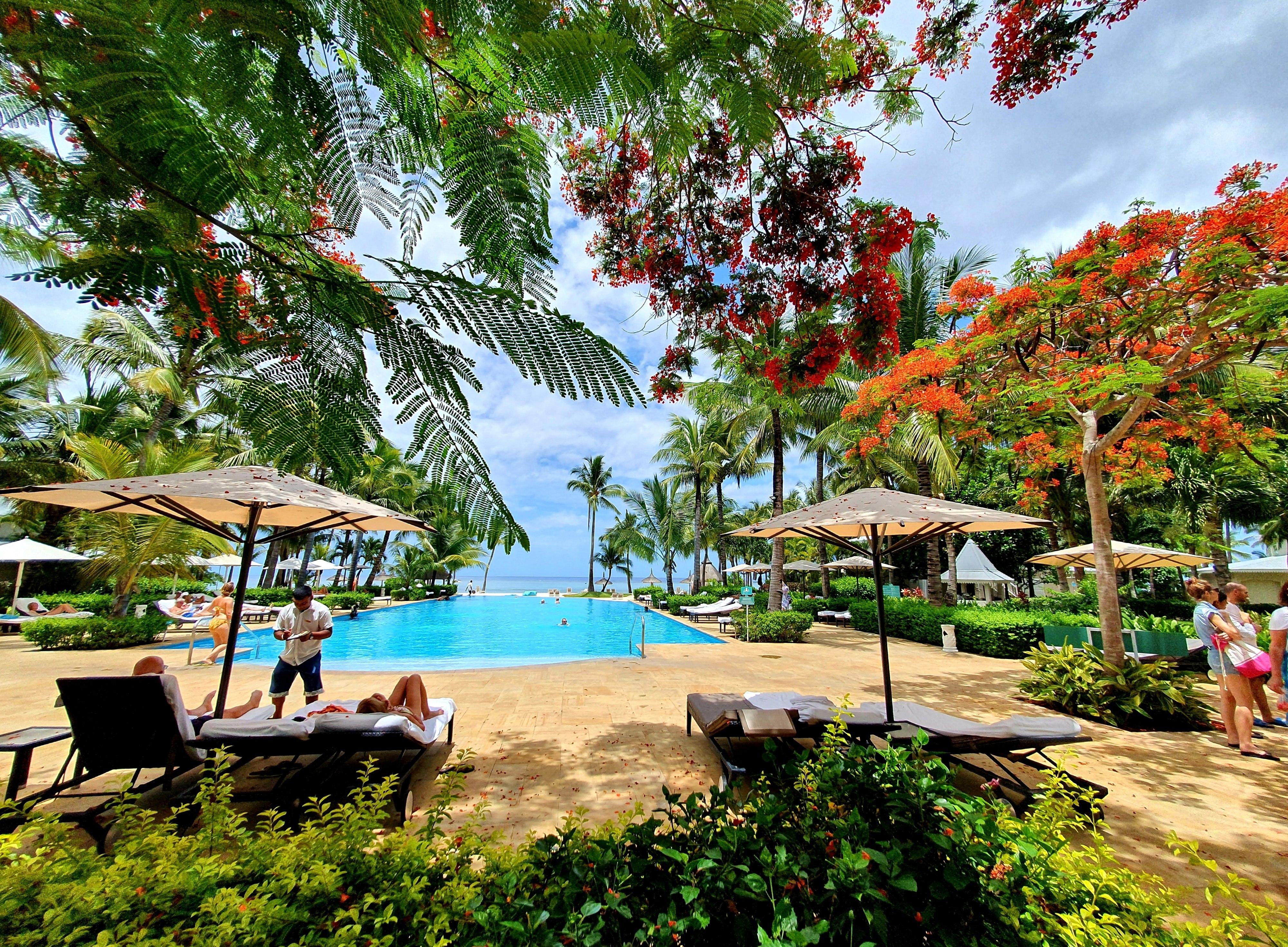 Ein typischer Pool auf Mauritius, hier im Sun-Resort Sugar Beach.