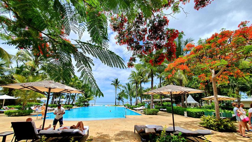 Ein typischer Pool auf Mauritius, hier im Sun-Resort Sugar Beach.