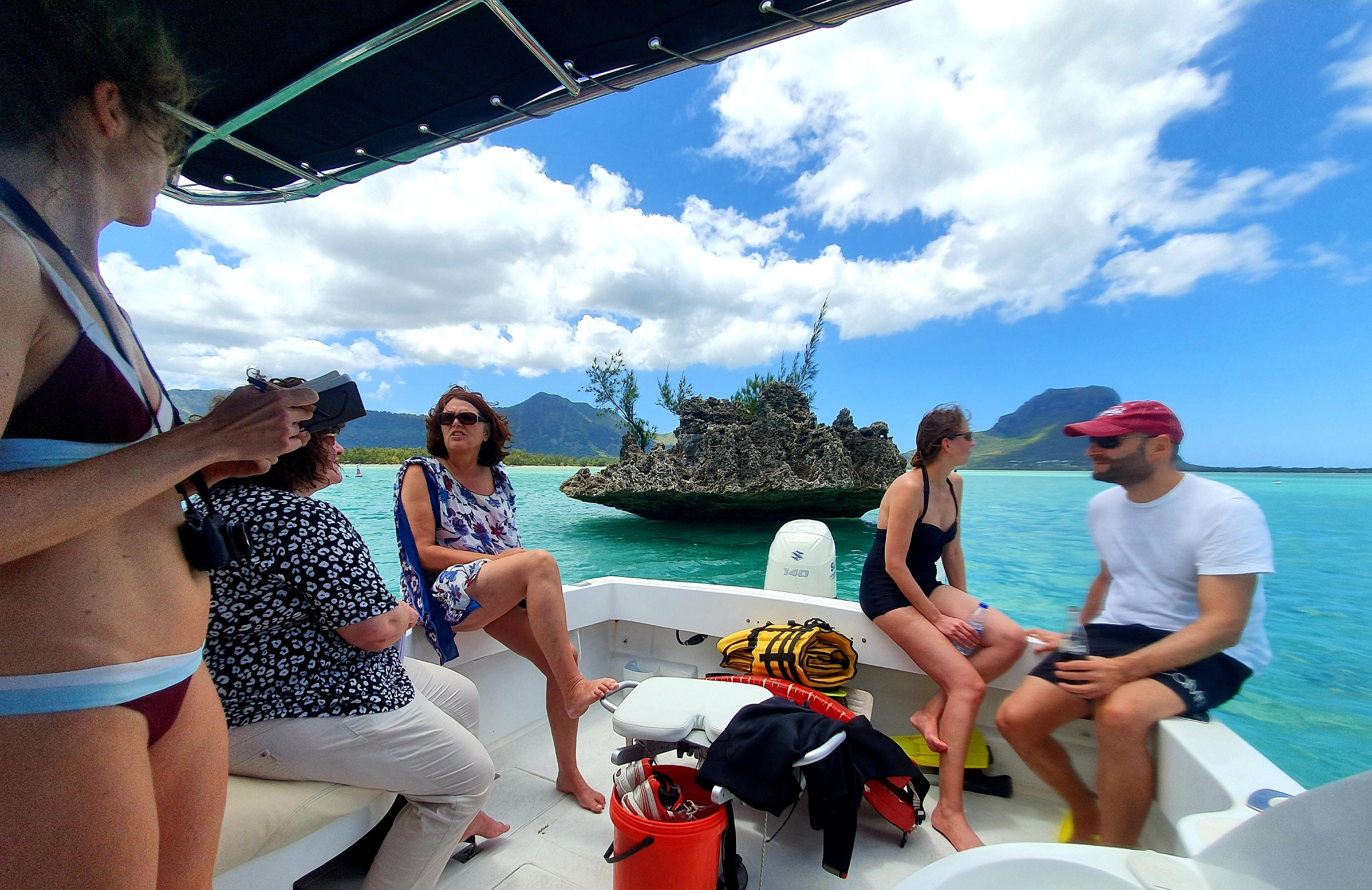 Vor der südwestlichen Küste liegt dieser Korallensockel, der über dem wasser zu schweben scheint. Unzählige Boote umrunden ihn jeden Tag.