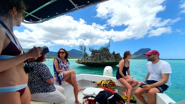 Vor der südwestlichen Küste liegt dieser Korallensockel, der über dem wasser zu schweben scheint. Unzählige Boote umrunden ihn jeden Tag.