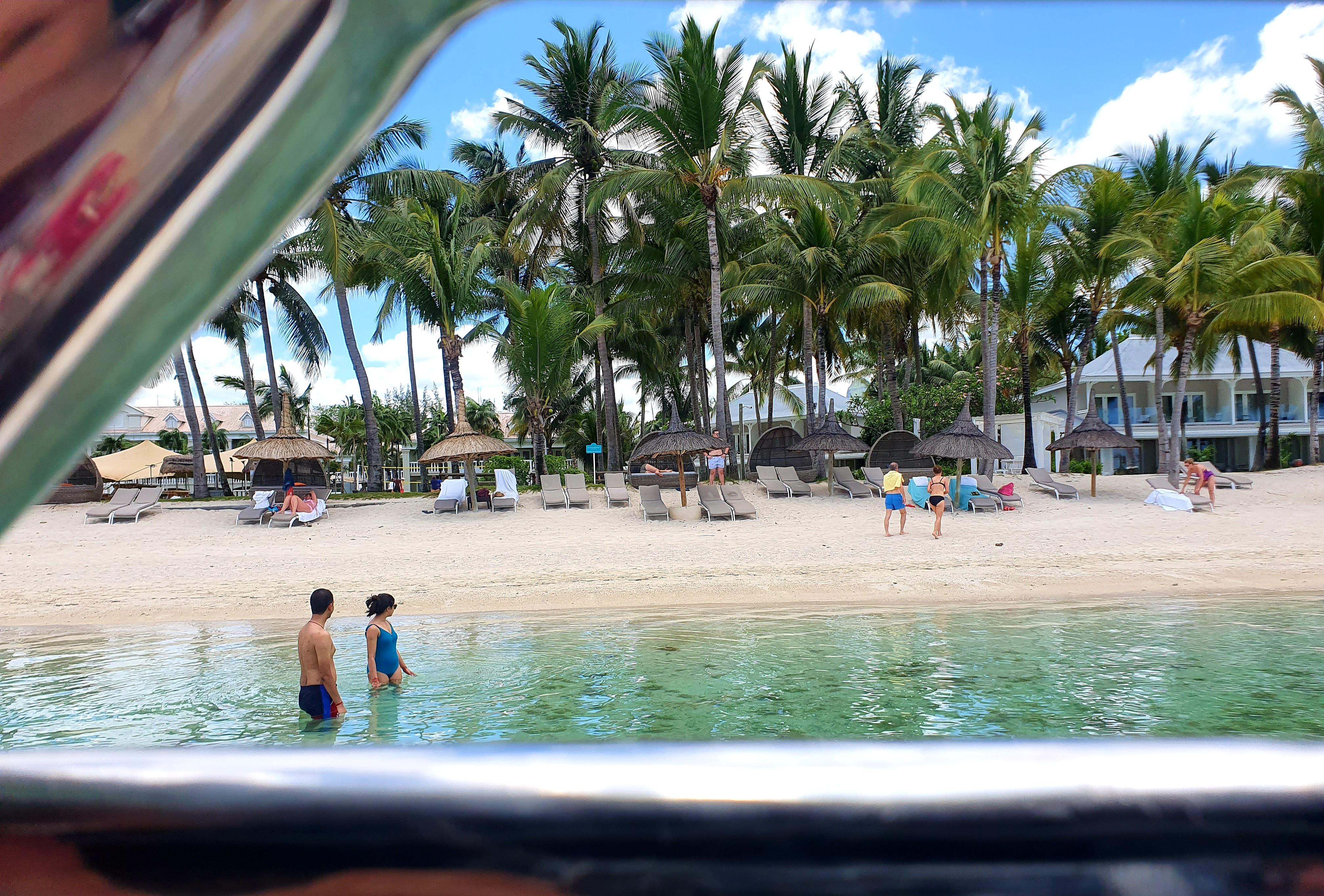 Die Rückfahrt führt innerhalb des Korallengürtels nahe der Hotelstrände von Flic en Flac entlang.