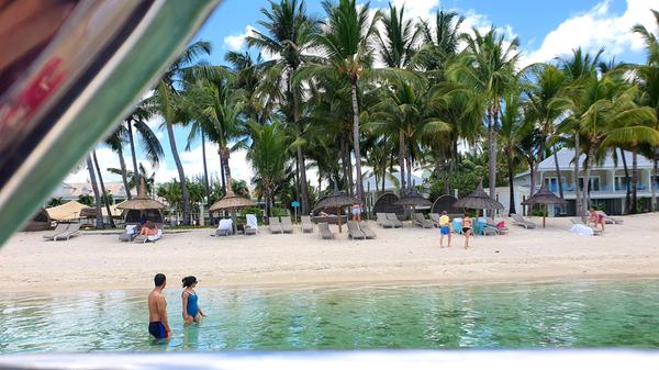 Die Rückfahrt führt innerhalb des Korallengürtels nahe der Hotelstrände von Flic en Flac entlang.