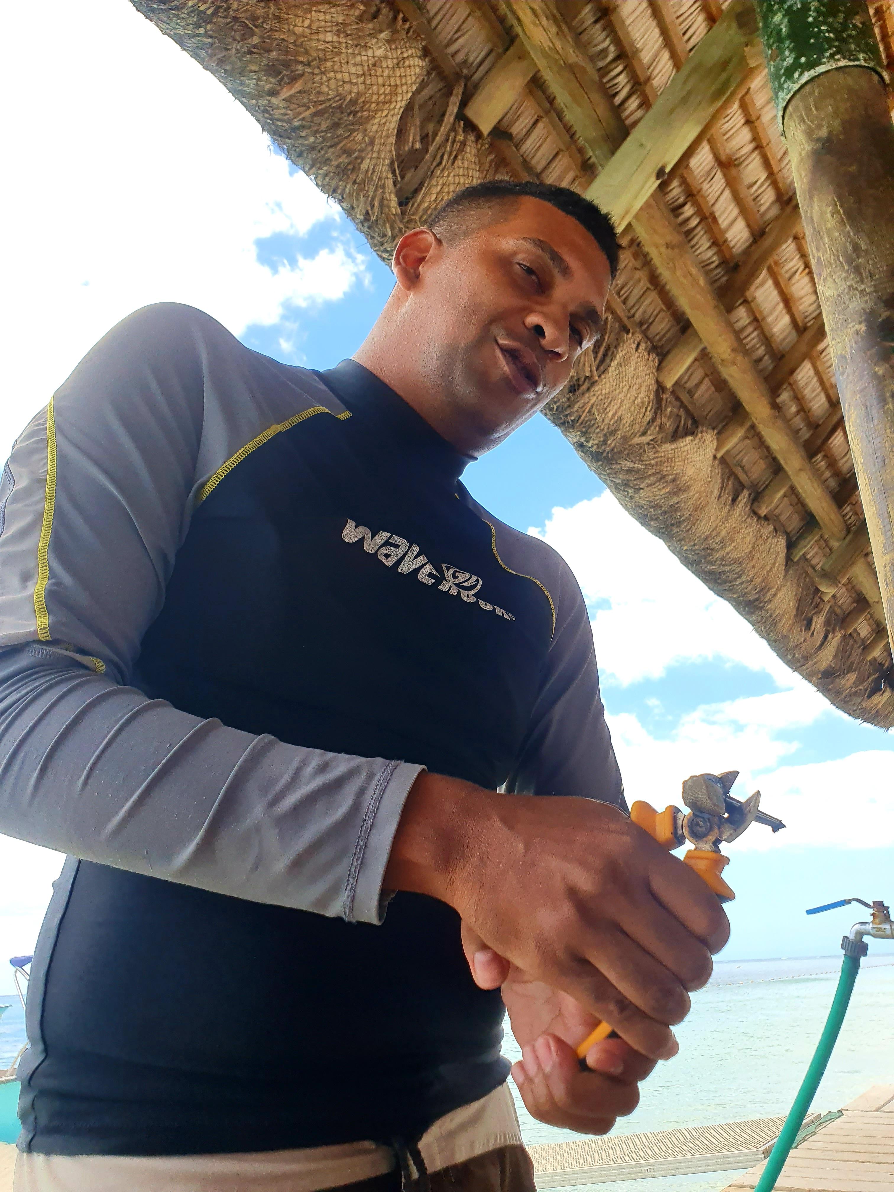 Der Meeresbiologe Dr. Johann Louis klebt kleine Korallenstückchen auf, sie werden zur Zucht im Meer ausgesetzt. "In 30 Jahren wird es hier wegen der Erderwärmung keine Korallen mehr geben, wenn wir sie nicht nachzüchten und das Riff damit bestücken" warnt der Wissenschaftler.