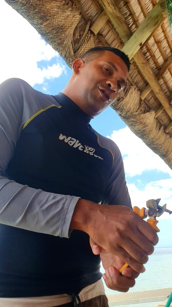 Der Meeresbiologe Dr. Johann Louis klebt kleine Korallenstückchen auf, sie werden zur Zucht im Meer ausgesetzt. "In 30 Jahren wird es hier wegen der Erderwärmung keine Korallen mehr geben, wenn wir sie nicht nachzüchten und das Riff damit bestücken" warnt der Wissenschaftler.