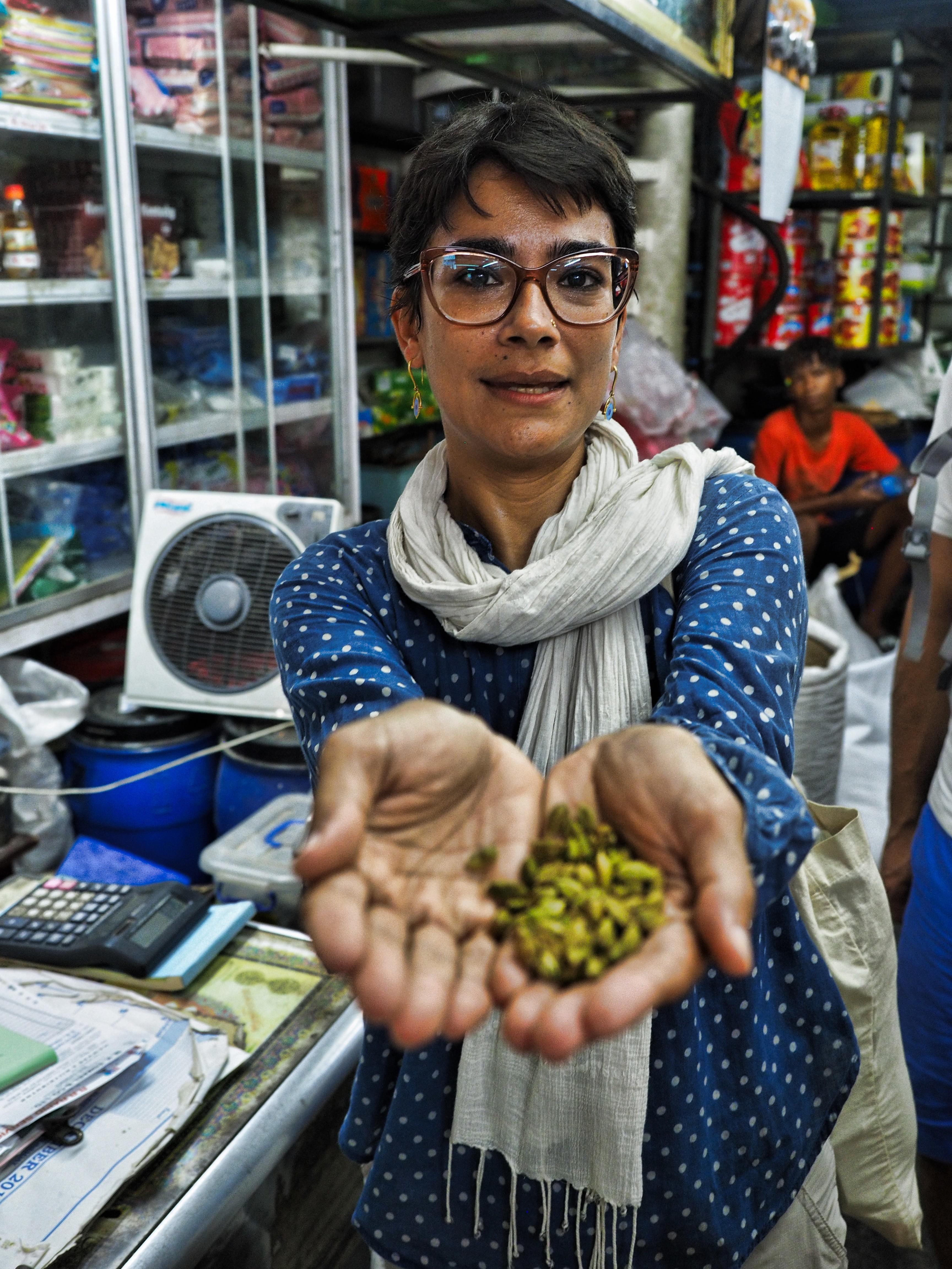 Shakli führt Touristen an die Plätze in Port Louis, an denen sich das Leben der Einheimischen abspielt. Hier in einem Gewürzladen, in dem sie uns Kardamomsamen zeigt. Buchen kann man sie unter www.mymoris.mu