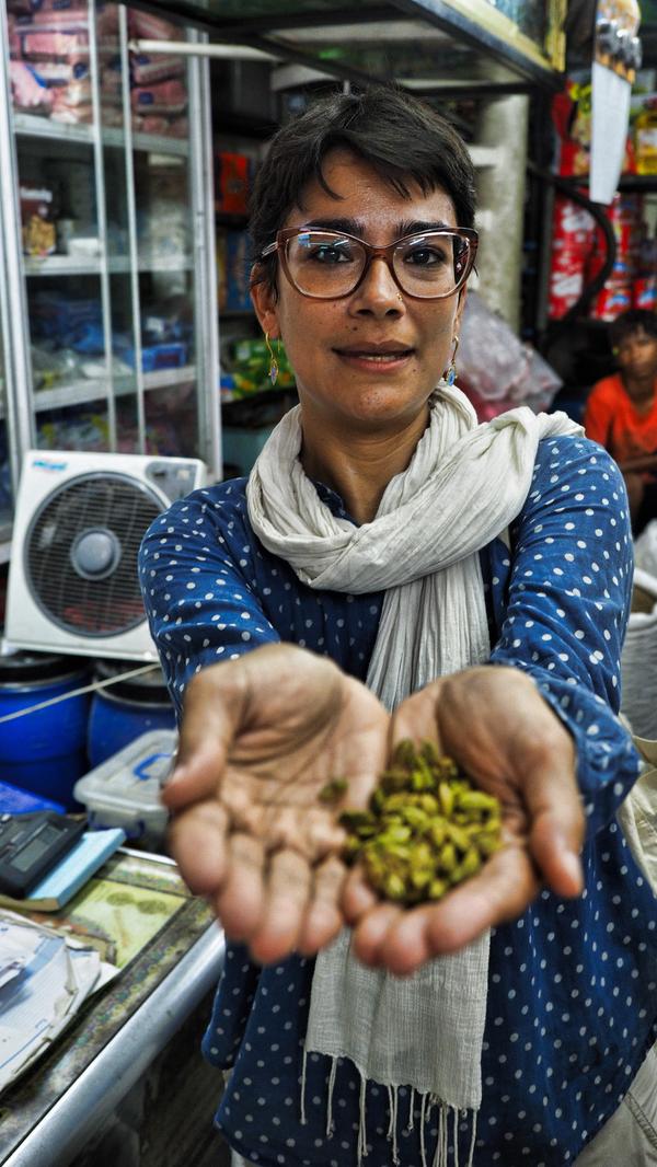 Shakli führt Touristen an die Plätze in Port Louis, an denen sich das Leben der Einheimischen abspielt. Hier in einem Gewürzladen, in dem sie uns Kardamomsamen zeigt. Buchen kann man sie unter www.mymoris.mu