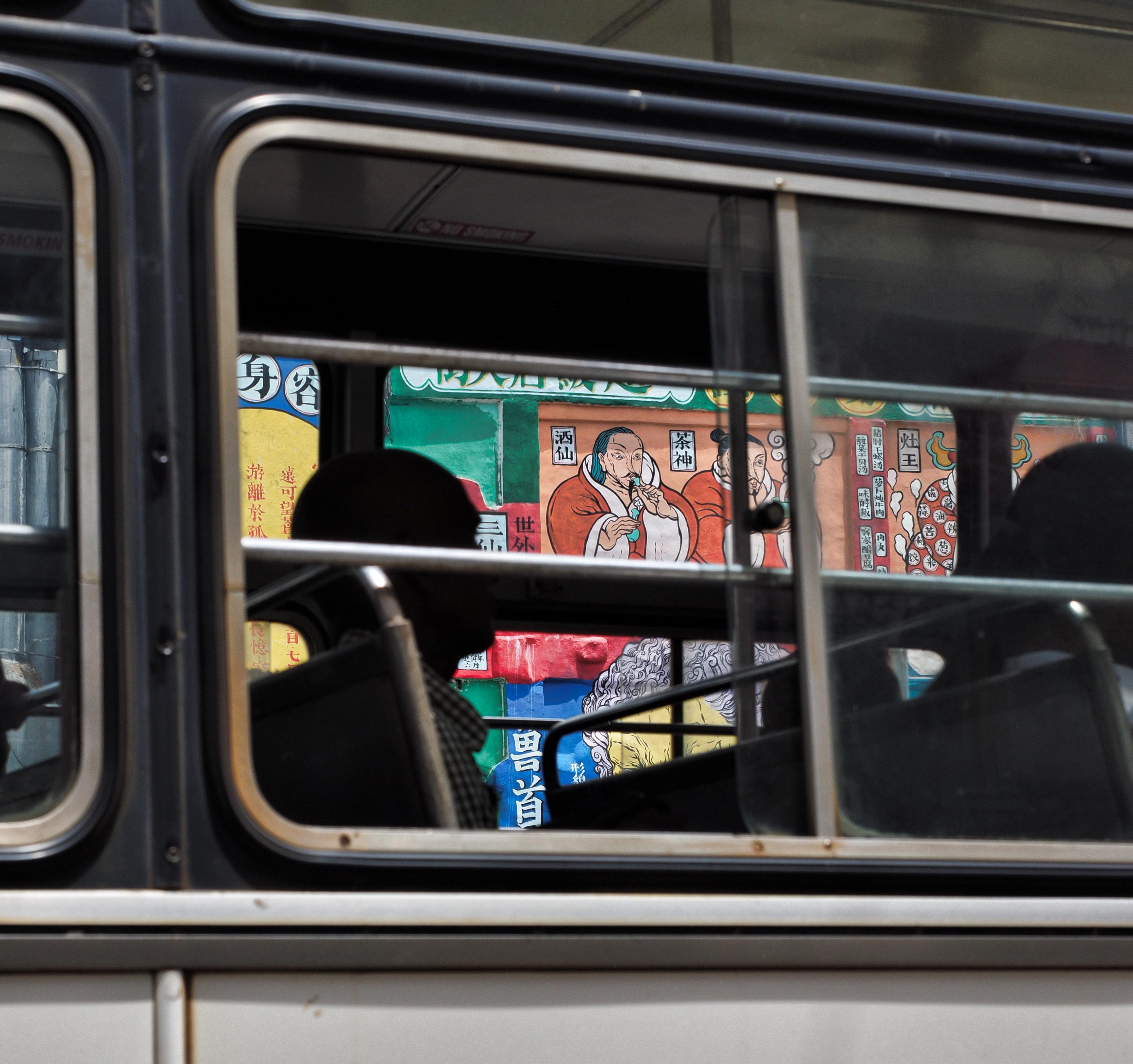 In Chinatown sind chinesische Comics an die Wände gesprüht.