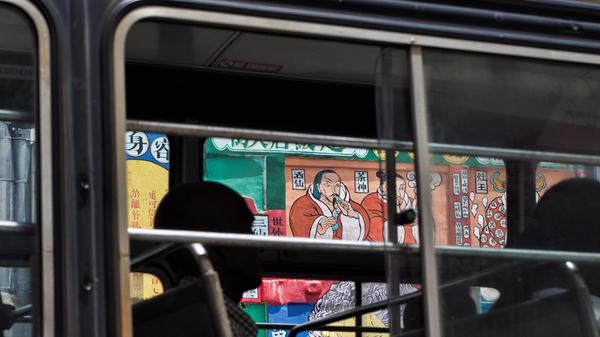 In Chinatown sind chinesische Comics an die Wände gesprüht.