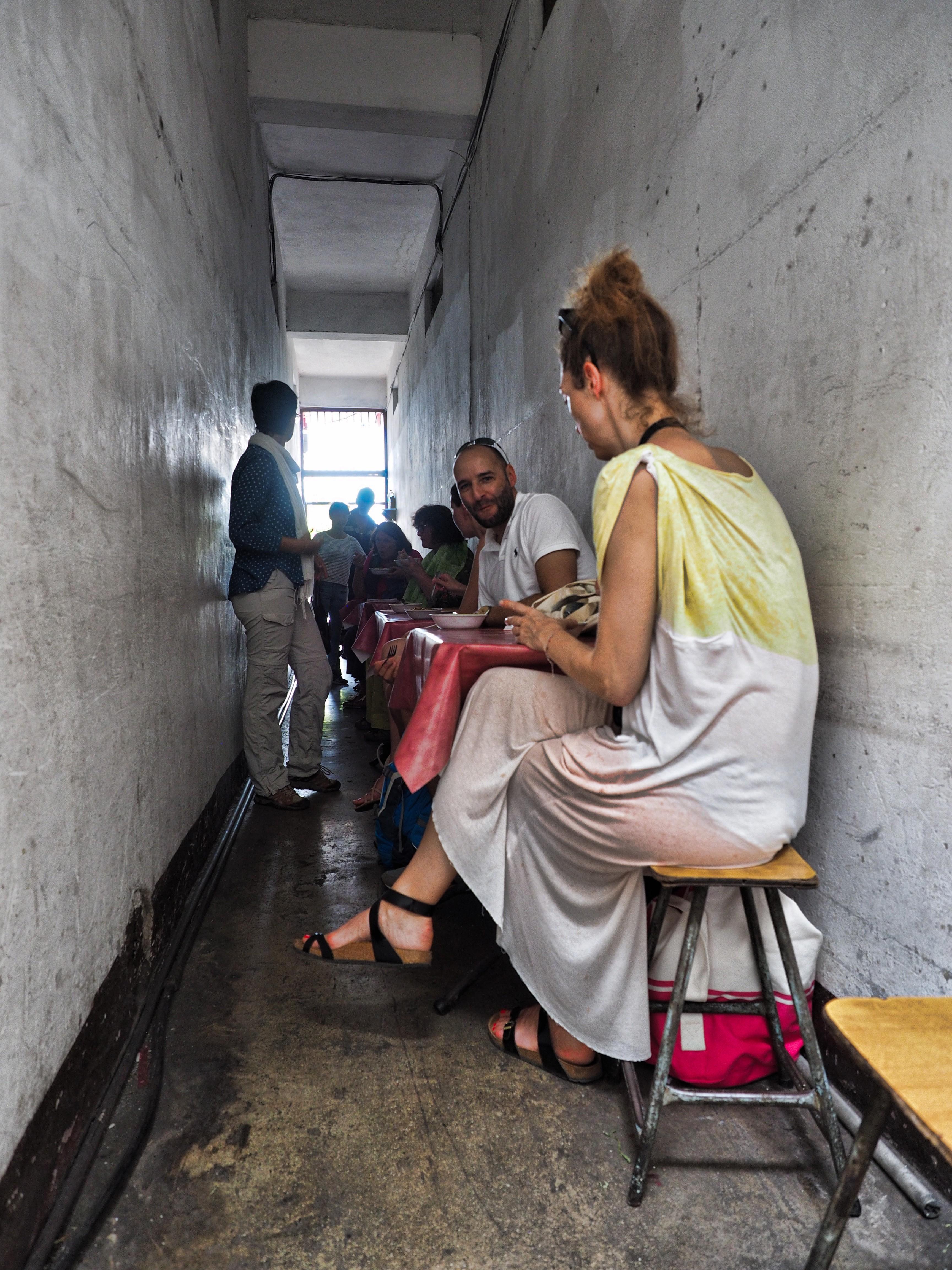 Kurz hinter dem Torbogen zu Chinatown rechts liegt dieses chinesiche Mini-Restaurant in einem winzigen Hausdurchgang.