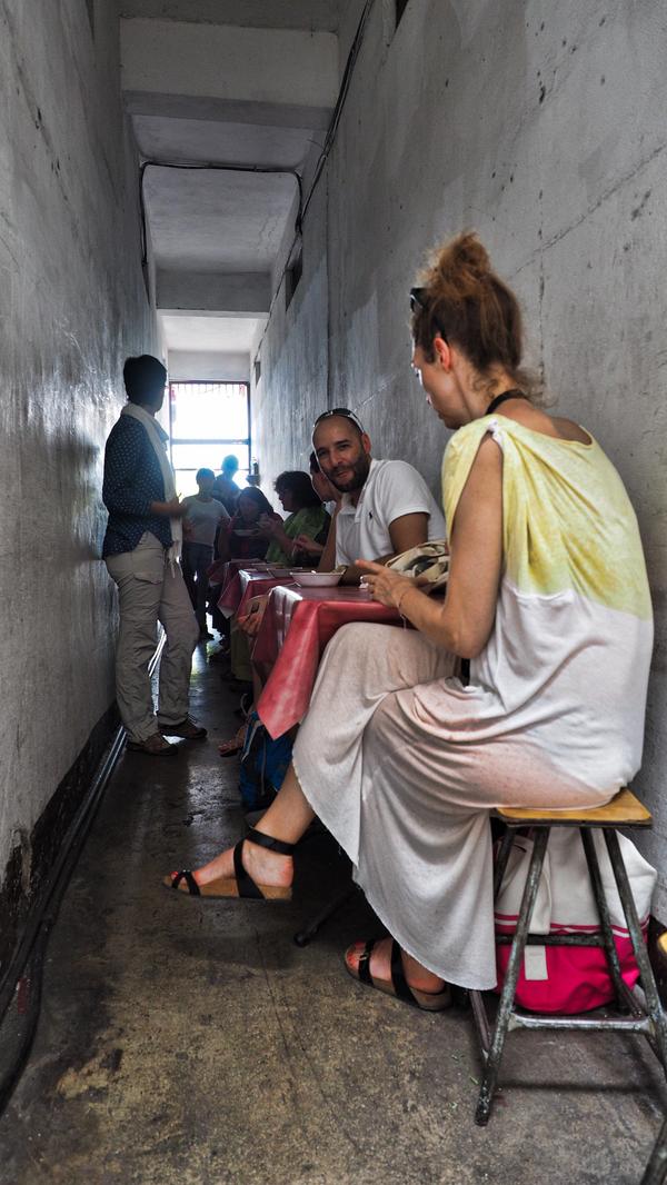 Kurz hinter dem Torbogen zu Chinatown rechts liegt dieses chinesiche Mini-Restaurant in einem winzigen Hausdurchgang.