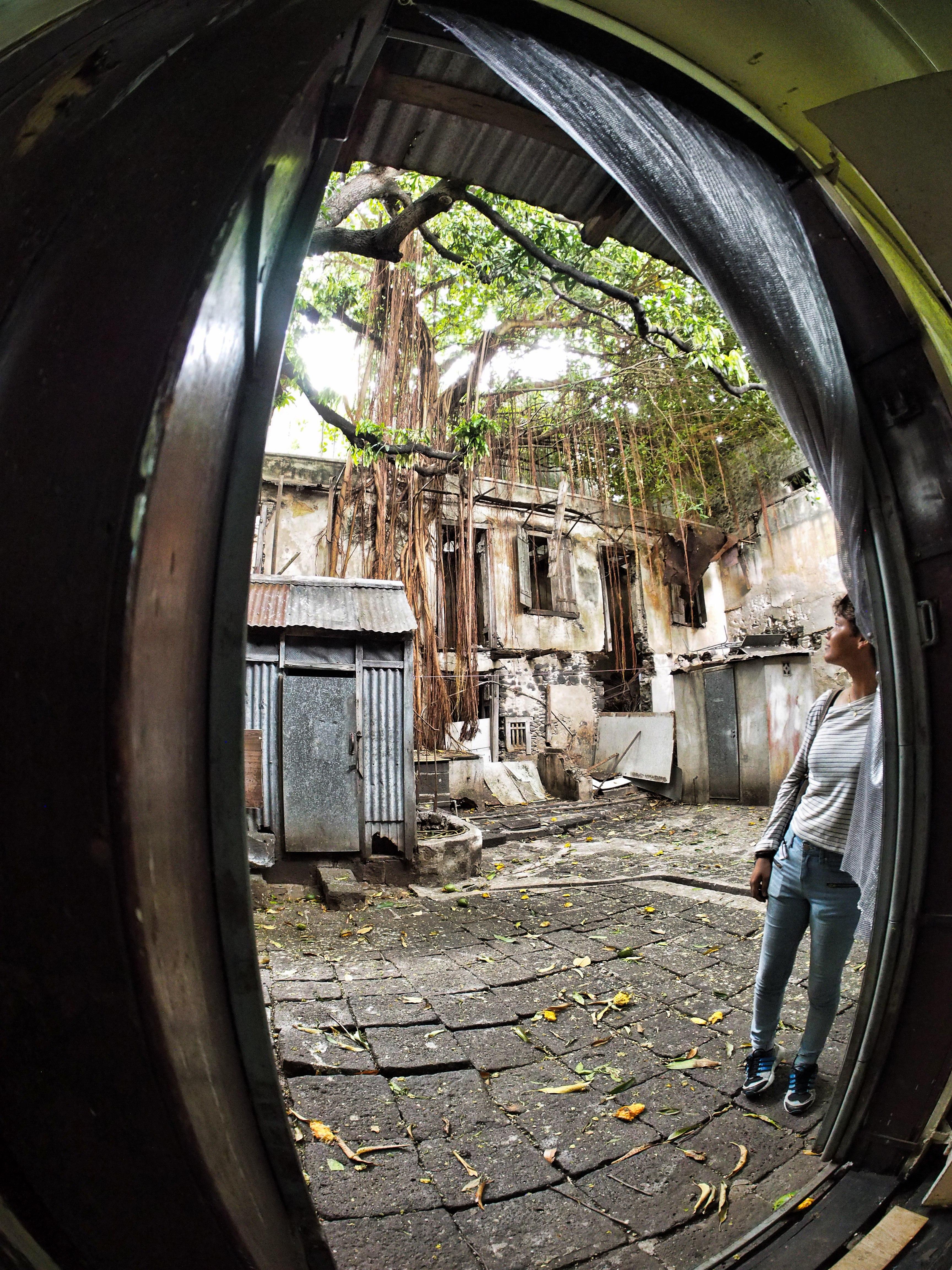 Am Ende der Tour geht es zu einem Geheimtipp - ein verfallenes Haus in einem Hinterhof. Es atmet trotzdem den Geist der alten Kolonialzeit.