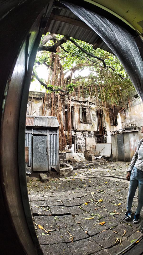 Am Ende der Tour geht es zu einem Geheimtipp - ein verfallenes Haus in einem Hinterhof. Es atmet trotzdem den Geist der alten Kolonialzeit.