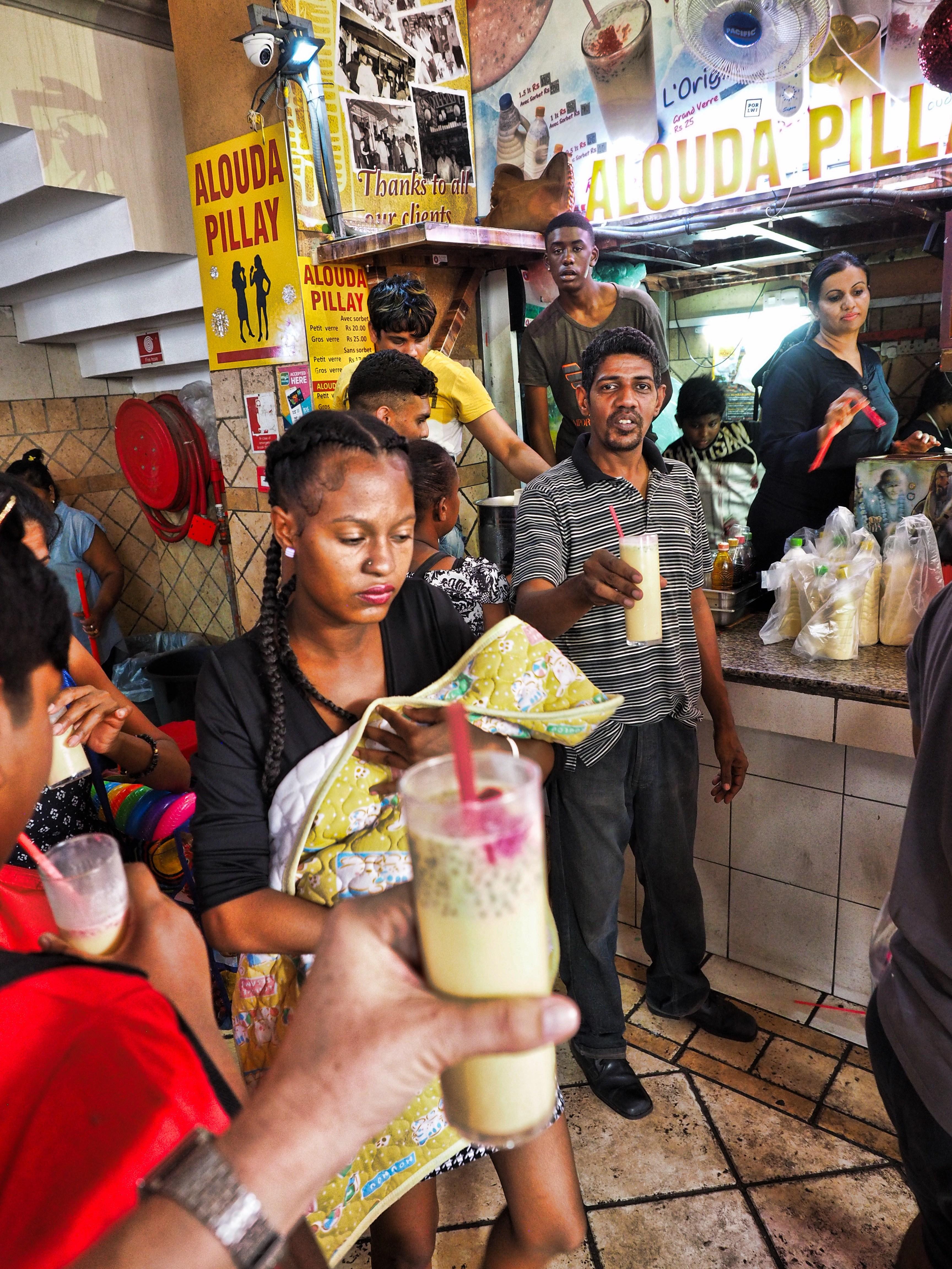 Am Eingang zur Markthalle verkauft eine findige Familie Allouda, ein vanilliges Eisgetränk, garniert mit rotem Marmeladengelee und Basilikumsamen. Ein echtes Erlebnis für ein paar Cent.