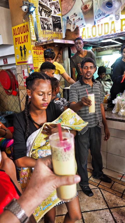 Am Eingang zur Markthalle verkauft eine findige Familie Allouda, ein vanilliges Eisgetränk, garniert mit rotem Marmeladengelee und Basilikumsamen. Ein echtes Erlebnis für ein paar Cent.