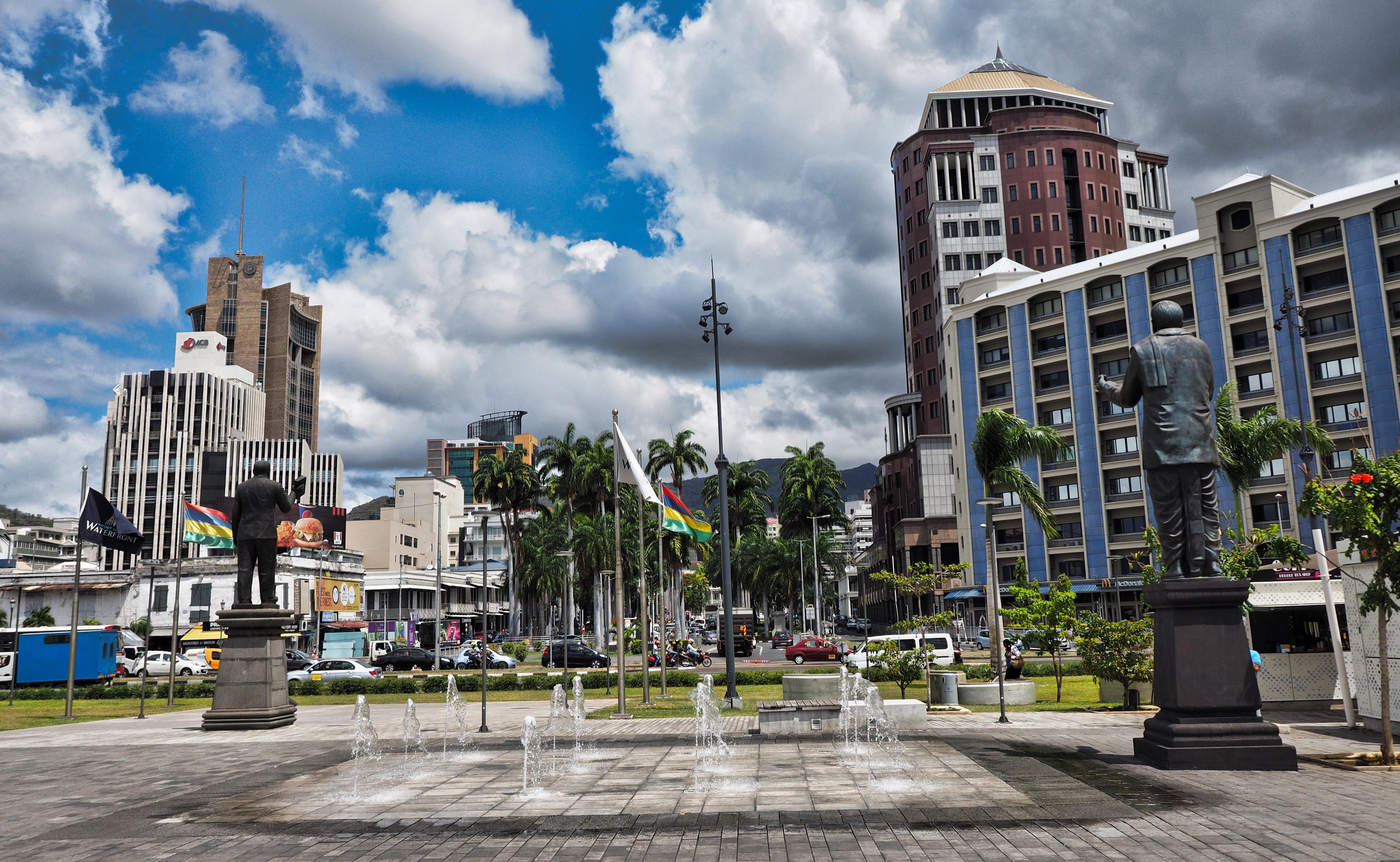 Blick über das Zentrum am alten Hafen von Port Louis.
