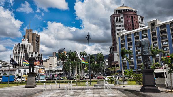 Blick über das Zentrum am alten Hafen von Port Louis.