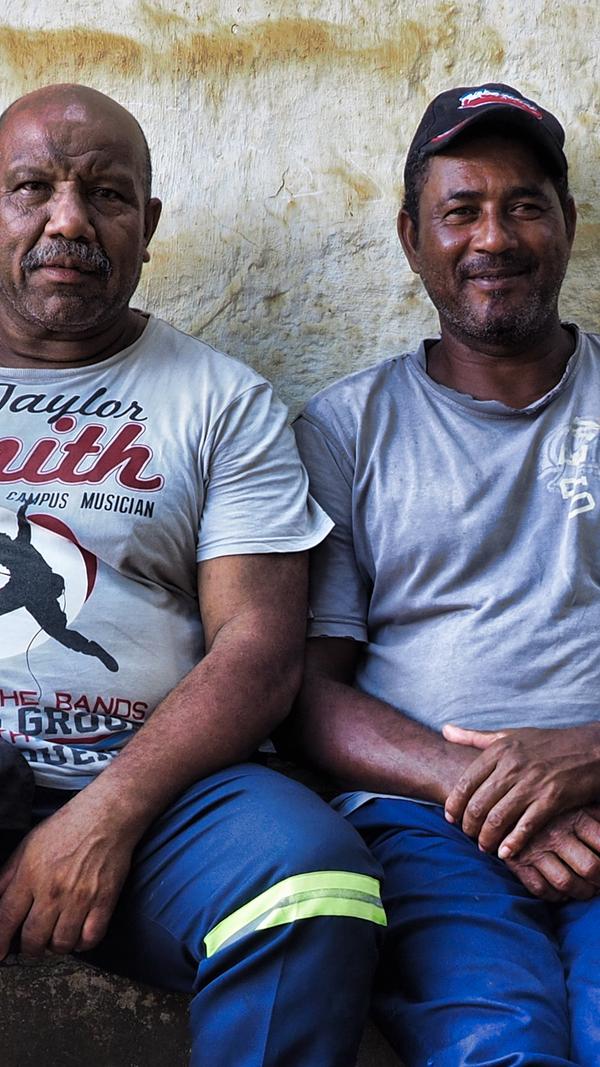 Am Eingang zum Ferney-Tal sitzen diese Arbeiter einer Zuckerrohrplantage und machen ein Päuschen.