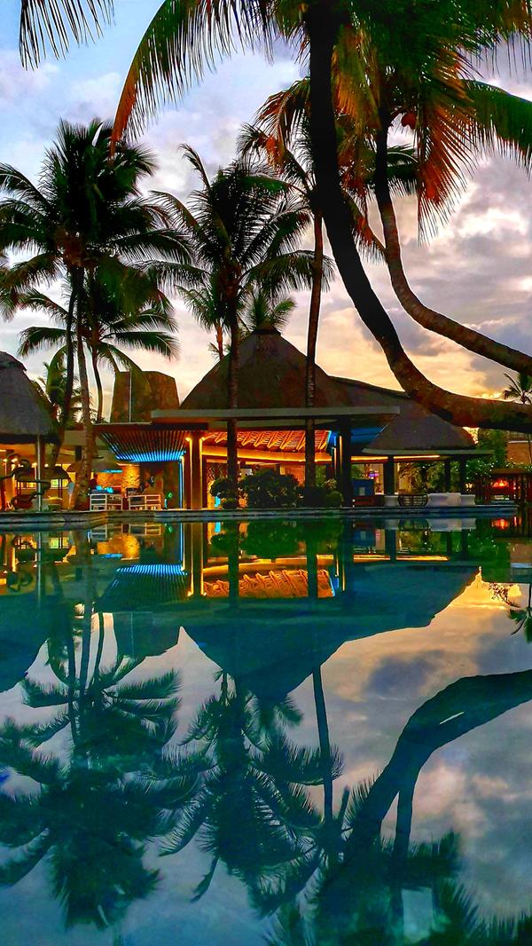 Abendstimmung am Pool des Sun-Resort Long Beach.