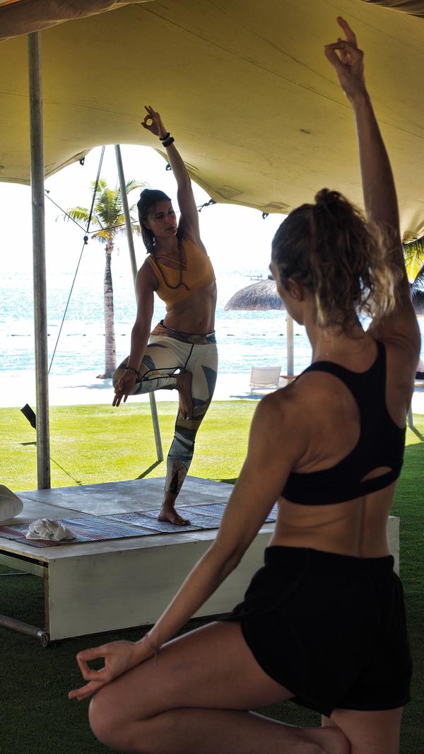 Mogenyoga vor dem Strand des Sun-Resort Long Beach.