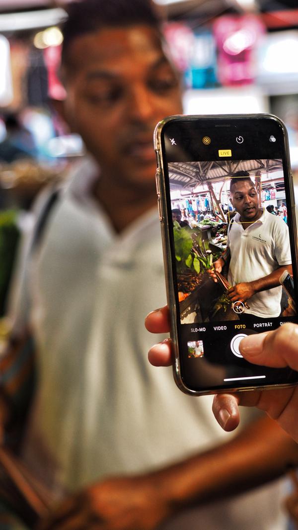 Der Chef des japanischen Hotelrestaurants im Sun-Resort Long Beach geht einmal die Woche mit seinen Gästen auf den Flacq-Centralmarket und kauft Zutaten für ein kreolisches Essen ein, dass er danach vor seinen Gästen zubereitet.