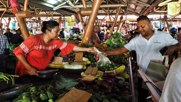Er nimmt frisches Gemüse mit.
