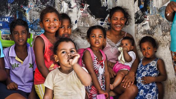 In der Nähe wartet diese mauritische Großfamilie auf den Bus.