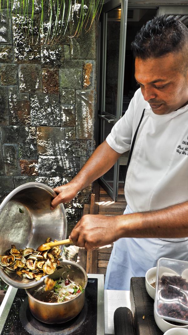 Zurück im Hotel bereitet der Chefkoch ein typisch kreolisches Essen zu.