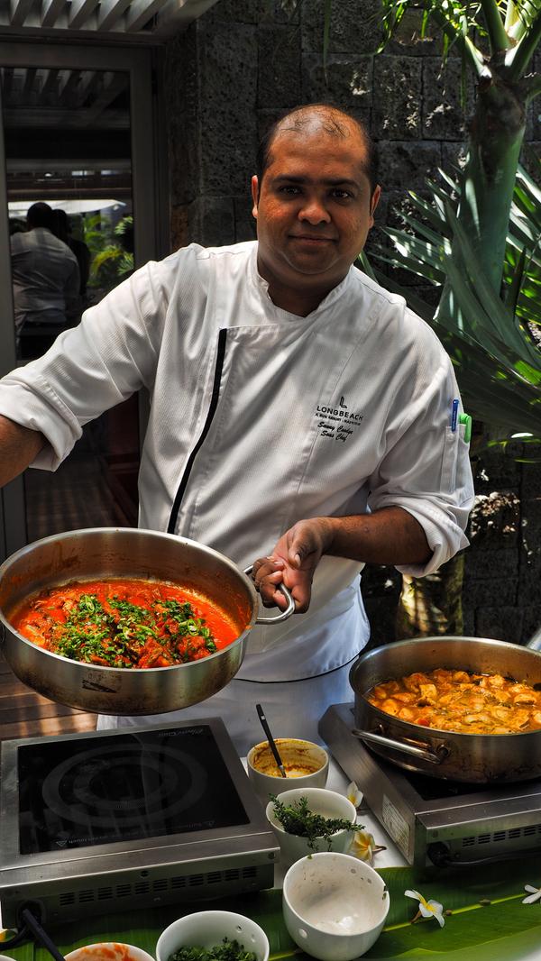 Sein Sous-Chef zeigt das Ergebnis. Das Essen ist nicht so fettig und scharf, wie man es sonst aus der indischen oder afrikanischen Küche kennt.