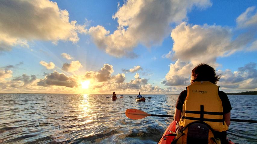 Um kurz nach fünf geht die Sonne auf - ideal für eine einstündige kostenlose Kajak-Tour hinauf aufs Riff.