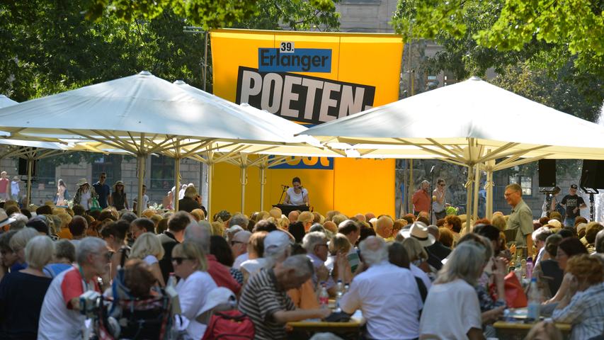 Jedes Jahr am letzten Augustwochenende feiert Erlangen den Auftakt zum deutschen Bücherherbst. Die annähernd hundert Einzelveranstaltungen rund um die aktuelle Literatur finden 2020 vom 27. bis 30. August rund um den Schlossgarten statt.