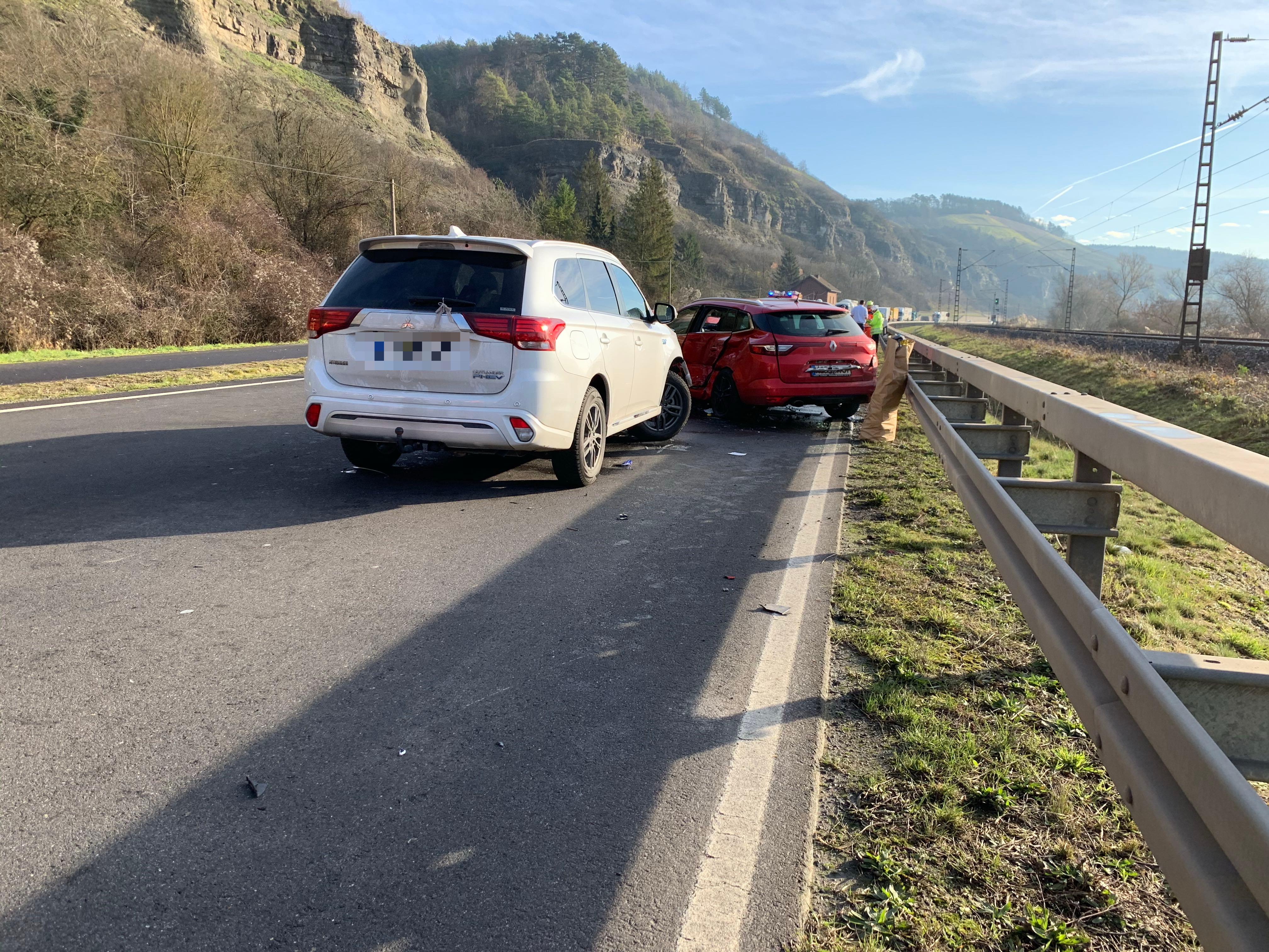 Drei Autos Kollidieren: Mehrere Verletzte Nach Zusammenstoß In ...