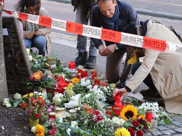 Zum Gedenken an die Ermordeten legen Menschen Blumen vor den Tatorten in Halle nieder. Der rechtsextremistische Attentäter hat im Internet einen Tatplan veröffentlicht, der an eine Anleitung für ein Computerspiel erinnert.