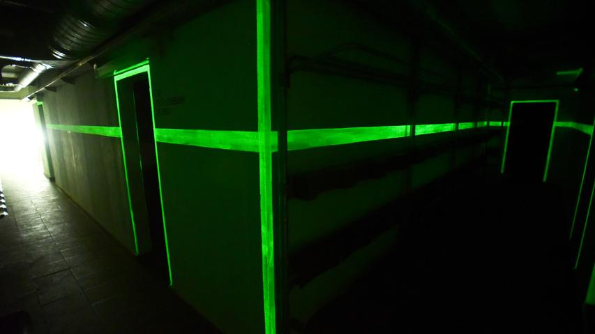 Ein Rundgang durch den geplanten Fan-Bunker der Sportfreunde Ronhof. Fluoreszierende Farbe sorgt bei Dunkelheit für Orientierung.