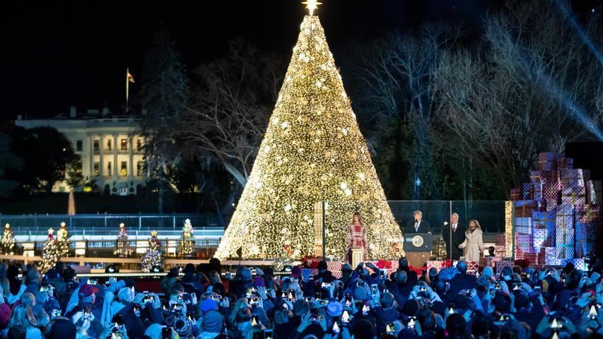 Feierlich brachte First Lady Melania Trump den "Nationalen Weihnachtsbaum" der USA zum Leuchten. Das Aufstellen in der Nähe des Weißen Hauses hat eine fast 100 Jahre alte Tradition. Doch der Baum ist mit der Zeit gegangen: Seit dem Jahr 2013 hat er sogar einen eigenen Twitter-Account. "Danke an alle, die heute Abend gekommen sind, um mich zu sehen", twitterte der Baum zur Aufstellung.