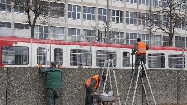 Als 19. U-Bahnhof wurde die Station in Eberhardshof im Juni 1981 eröffnet. 2019 stiegen pro Werktag 16.100 Fahrgäste ein und aus.